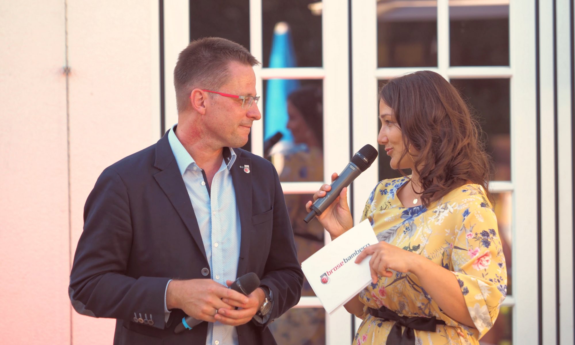 Danica Großer im Interview mit Brose Bamberg Geschäftsführer Rolf Beyer beim Sommerfest 2018